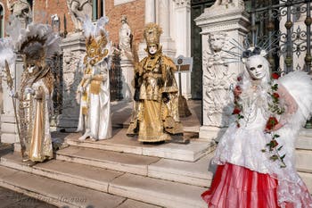 I figuranti del carnevale di Venezia davanti all'Arsenale di Venezia