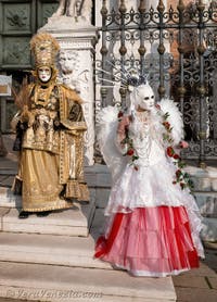 I figuranti del carnevale di Venezia davanti all'Arsenale di Venezia