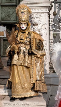 I figuranti del carnevale di Venezia davanti all'Arsenale di Venezia