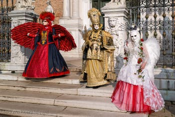 I figuranti del carnevale di Venezia davanti all'Arsenale di Venezia