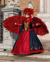 I figuranti del carnevale di Venezia davanti all'Arsenale di Venezia