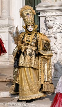 I figuranti del carnevale di Venezia davanti all'Arsenale di Venezia