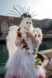 I figuranti del carnevale di Venezia davanti all'Arsenale di Venezia