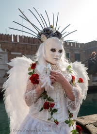 I figuranti del carnevale di Venezia davanti all'Arsenale di Venezia