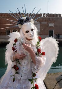 I figuranti del carnevale di Venezia davanti all'Arsenale di Venezia