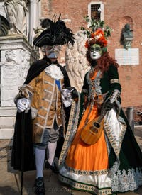 I figuranti del carnevale di Venezia davanti all'Arsenale di Venezia