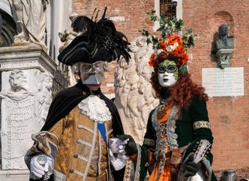 I figuranti del carnevale di Venezia davanti all'Arsenale di Venezia