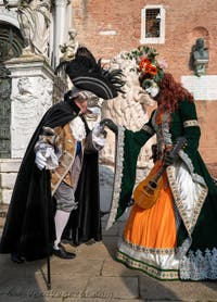 I figuranti del carnevale di Venezia davanti all'Arsenale di Venezia