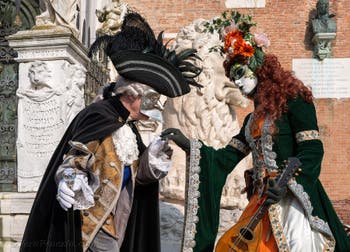 I figuranti del carnevale di Venezia davanti all'Arsenale di Venezia