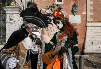 I figuranti del carnevale di Venezia davanti all'Arsenale di Venezia