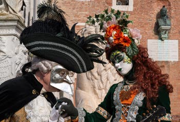 I figuranti del carnevale di Venezia davanti all'Arsenale di Venezia