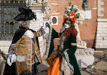 I figuranti del carnevale di Venezia davanti all'Arsenale di Venezia