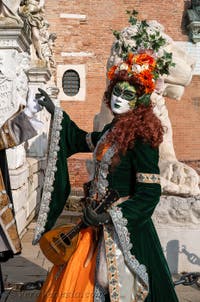 I figuranti del carnevale di Venezia davanti all'Arsenale di Venezia