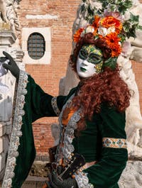 I figuranti del carnevale di Venezia davanti all'Arsenale di Venezia