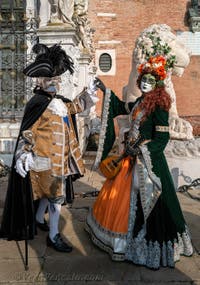 I figuranti del carnevale di Venezia davanti all'Arsenale di Venezia