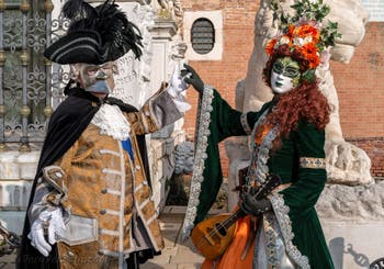 I figuranti del carnevale di Venezia davanti all'Arsenale di Venezia