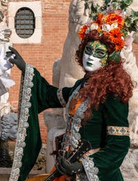 I figuranti del carnevale di Venezia davanti all'Arsenale di Venezia