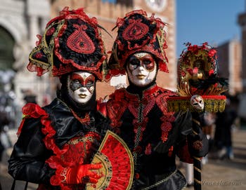 I figuranti del carnevale di Venezia davanti all'Arsenale di Venezia