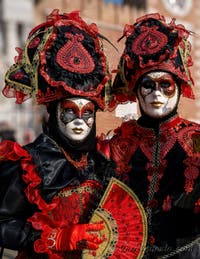 I figuranti del carnevale di Venezia davanti all'Arsenale di Venezia