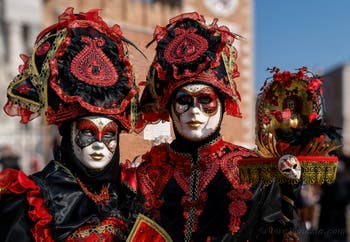 I figuranti del carnevale di Venezia davanti all'Arsenale di Venezia