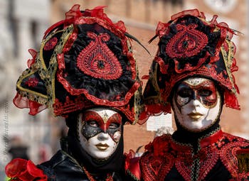 I figuranti del carnevale di Venezia davanti all'Arsenale di Venezia