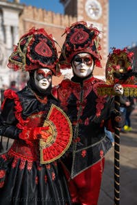 I figuranti del carnevale di Venezia davanti all'Arsenale di Venezia