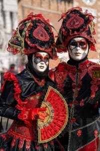 I figuranti del carnevale di Venezia davanti all'Arsenale di Venezia