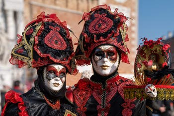 I figuranti del carnevale di Venezia davanti all'Arsenale di Venezia