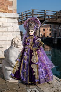 I figuranti del carnevale di Venezia davanti all'Arsenale di Venezia