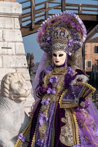 I figuranti del carnevale di Venezia davanti all'Arsenale di Venezia