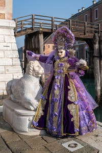 I figuranti del carnevale di Venezia davanti all'Arsenale di Venezia