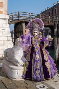 I figuranti del carnevale di Venezia davanti all'Arsenale di Venezia