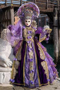 I figuranti del carnevale di Venezia davanti all'Arsenale di Venezia