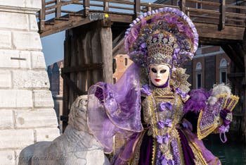 I figuranti del carnevale di Venezia davanti all'Arsenale di Venezia