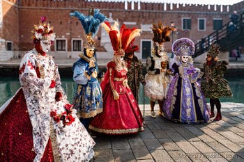 I figuranti del carnevale di Venezia davanti all'Arsenale di Venezia