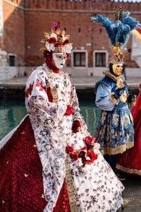 I figuranti del carnevale di Venezia davanti all'Arsenale di Venezia