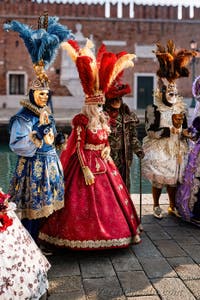 I figuranti del carnevale di Venezia davanti all'Arsenale di Venezia