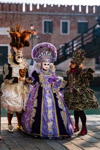 I figuranti del carnevale di Venezia davanti all'Arsenale di Venezia