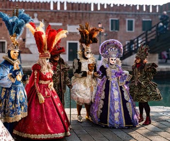 I figuranti del carnevale di Venezia davanti all'Arsenale di Venezia