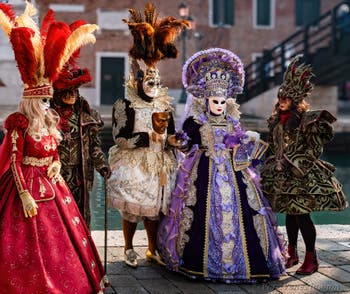 I figuranti del carnevale di Venezia davanti all'Arsenale di Venezia