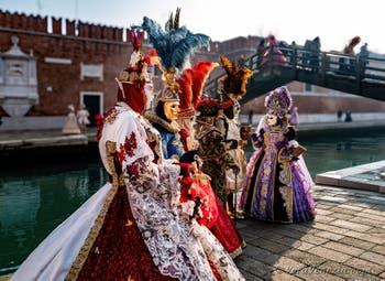 I figuranti del carnevale di Venezia davanti all'Arsenale di Venezia