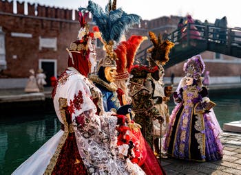 I figuranti del carnevale di Venezia davanti all'Arsenale di Venezia