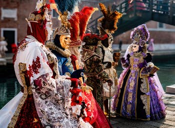 I figuranti del carnevale di Venezia davanti all'Arsenale di Venezia