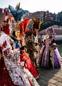 I figuranti del carnevale di Venezia davanti all'Arsenale di Venezia