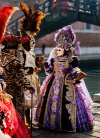 I figuranti del carnevale di Venezia davanti all'Arsenale di Venezia