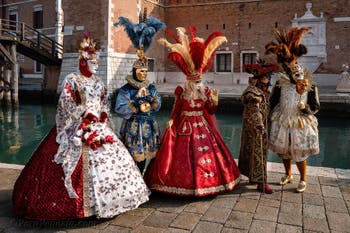 I figuranti del carnevale di Venezia davanti all'Arsenale di Venezia