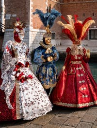 I figuranti del carnevale di Venezia davanti all'Arsenale di Venezia