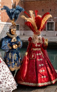 I figuranti del carnevale di Venezia davanti all'Arsenale di Venezia