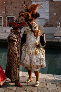 I figuranti del carnevale di Venezia davanti all'Arsenale di Venezia