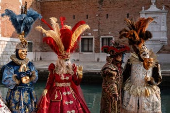 I figuranti del carnevale di Venezia davanti all'Arsenale di Venezia